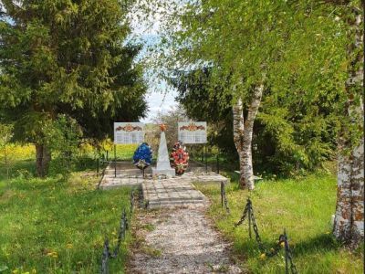 Братская могила советских воинов