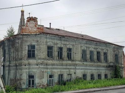 Двухэтажный жилой дом (первый этаж - каменный, второй - деревянный)