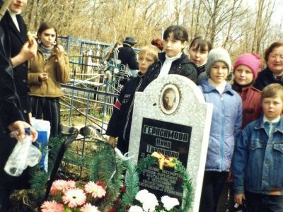 Могила партизанки-комсомолки Нины Герасимовой, погибшей в 1942 г. Установлена мемориальная доска