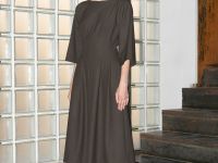 Приталенное платье длины миди