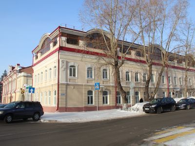 Каменные двухэтажные службы