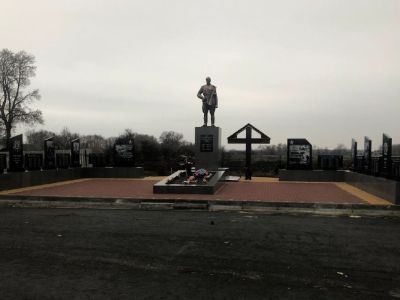 Братская могила воинов Советской Армии, погибших в феврале 1943 года. Захоронено 32 человека, установлено фамилий на 3 человека. Скульптура установлена в 1965 году