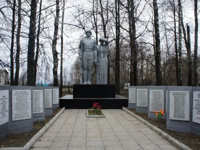 Братская могила 3 советских воинов, погибших в 1941 г. в бою с немецко-фашистскими захватчиками