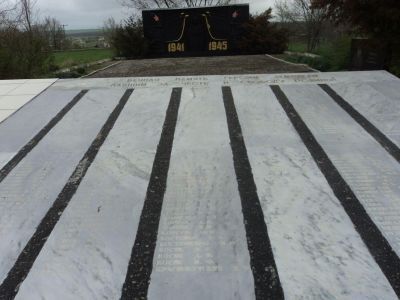 Братская могила 47 воинов Советской Армии, погибших в 1942-43 гг.