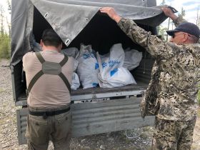 На берегу Восточной Хандыги собрали 12 мешков мусора