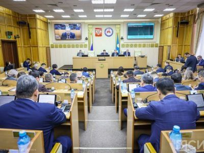 Бюджет, льготы и запрет курения: что приняли в первый день пленарного заседания парламента Якутии