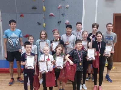 Юные спортсмены Удачного покоряют скалодром