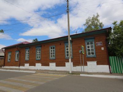 Дом, где жили исследователи края, организаторы и руководители Кяхтинского отделения Русского географического общества и Кяхтинского краеведческого музея супруги В.С. и М.И. Моллесон