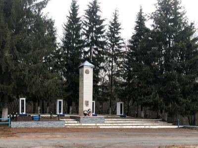 Братская могила советских воинов