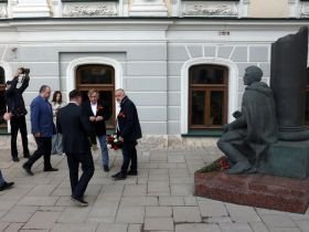 В Центральном Доме журналиста состоялось торжественное возложение цветов к памятнику фронтовым корреспондентам