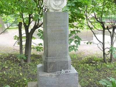 Могила Асенковой В.Н. (1817-1841), актрисы