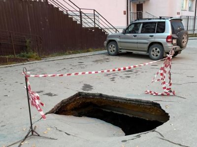 На автомобильной парковке в Якутске образовалась яма