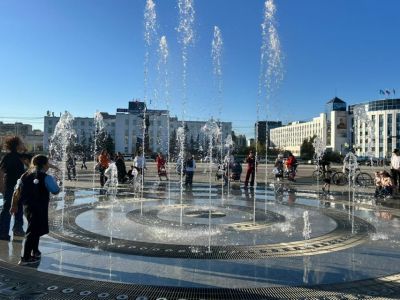 Фотофакт: убрали ограждения вокруг фонтана на площади Республики в Якутске