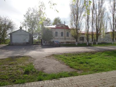 Жилой дом с аркой ворот и северной торговой лавкой