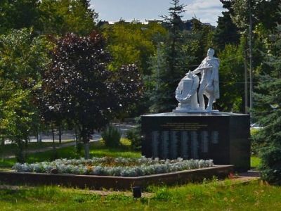Братская могила советских воинов