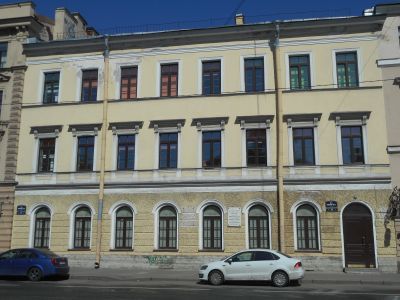 Дом, где жили: в 1871-1886 гг. - химик Бутлеров А.М., в 1867-1880 гг. - химик Зинин Н.Н., в 1887-1911 гг. - физикохимик Бекетов Н.Н.