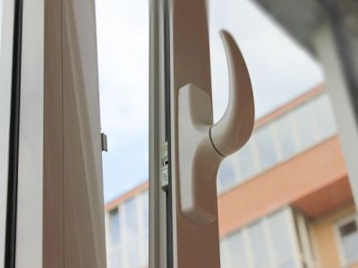 В Нерюнгри из окна многоэтажного дома выпал школьник