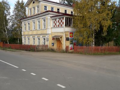 Деревянное здание в с. Ижма, как памятник истории и деревянного народного зодчества. Здесь в 1918-1919 годах размещался штаб красных войск