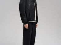 Утепленный бомбер с капюшоном и водоотталкивающей пропиткой