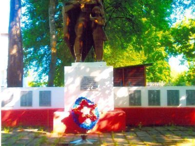 Братская могила 26 советских воинов, погибших в 1943 г. в боях с немецко-фашистскими захватчиками при освобождении села