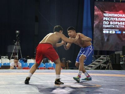 В Якутске стартовал чемпионат республики по хапсагаю с участием почти 500 борцов