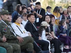 В Якутске провели концерт «Наши маяки», посвящённый Героям России