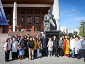 В Якутске возложили цветы к памятнику Алексею Кулаковскому в День языков народов России