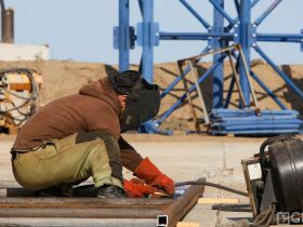 Сварщик из Татарстана работает на площадке строительства Ленского моста