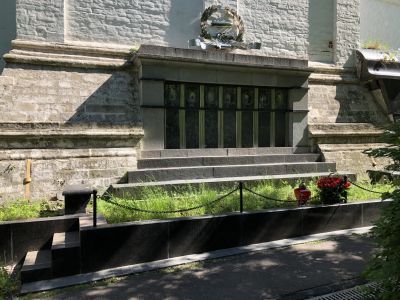 Братское захоронение членов экипажа дирижабля "СССР В-10", погибших 6 августа 1938 г.