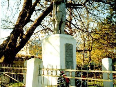 Братская могила советских воинов, погибших в боях с фашистскими захватчиками