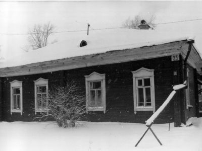 Дом, где в 1926-1930 гг. жил талантливый инженер-изыскатель Кошурников Александр Михайлович, трагически погибший в годы Великой Отечественной войны при выполнении важного правительственного задания по изысканию трассы железной дороги Абакан-Тайшет