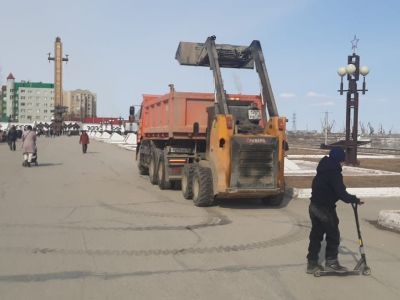 На площади Победы в Якутске прошёл массовый субботник