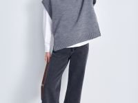 Жилет из шерсти с v-образным вырезом