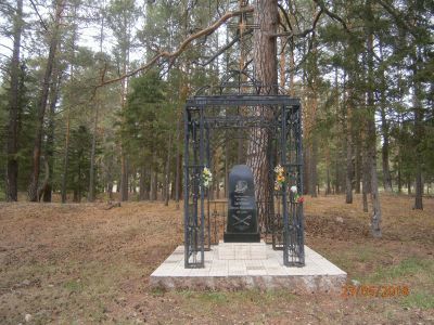 Могила Михаила Емельяновича Харитонова, бывшего рядового Иркутского драгунского (гусарского) полка, участника войны 1812 г. и заграничных  походов 1813-1814 гг.