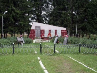 Памятник-стела на рубеже обороны курсантам-пограничникам, защищавшим здесь подступы к Ленинграду и погибшим в зоне этой деревни в августе 1941 г.