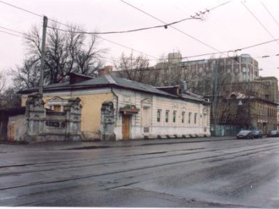 Главный дом с воротами и оградой