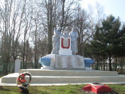 Братская могила с захоронением воинов, павших в период Великой Отечественной войны 1941—1945 гг.