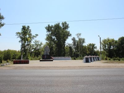 Братская могила советских воинов, погибших в боях с фашистскими захватчиками в 1943 году. Захоронено 4 человека, имена установлены. Скульптура советского воина