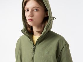 Женская длинная парка Lacoste с капюшоном и боковым клапаном на пуговицах