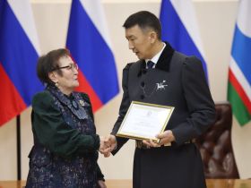 Носителям традиционной культуры вручили стипендии главы Якутии