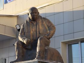 В преддверии турнира Дмитрия Коркина в Якутске возложили цветы к его памятнику