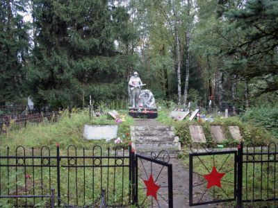 Братское захоронение советских воинов, погибших в 1941 - 44 гг.; в числе захороненных – Герой Советского Союза: Молодцов Дмитрий Семенович (1908 - 1943), рядом, в 5 м – братское захоронение воинов-танкистов