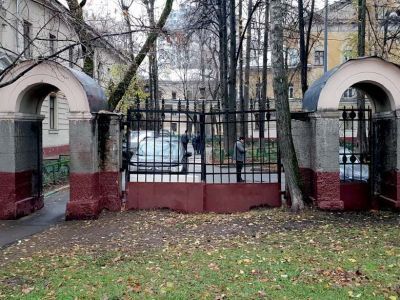 Ограда с воротами по периметру ансамбля