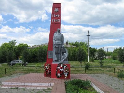 Братская могила советских воинов, погибших в боях с фашистскими захватчиками в 1943 году. Захоронено 400 человек, имена 24 человек установлены. Скульптура советского воина