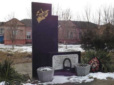 Братская могила 14 бойцов 1-го Гулькевичского революционного батальона, погибших в бою с корниловцами под станицей Усть-Лабинской. Установлена стела