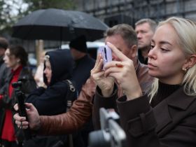 В сквере ТАСС открыли скульптурную композицию "Российские журналисты"