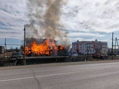 Расселенный дом полностью сгорел в селе Намцы