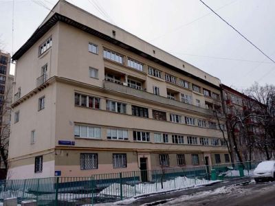 Жилой дом сотрудников журнально-газетного объединения "Жургаз", 1933-1935 гг., архитекторы М.О.Барщ, Г.А.Зундблат. В этом доме жили деятели Коминтерна, в кв. 6 жил журналист М.Кольцов, у которого бывали выдающиеся деятели культуры и искусства