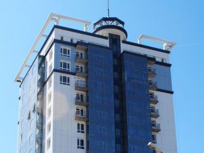 Две девушки выпали из окна бизнес-центра в Якутске