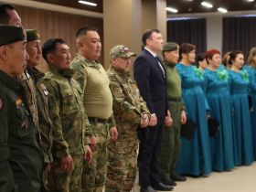 Нагрудные знаки добровольцев вручили участникам СВО в Якутии